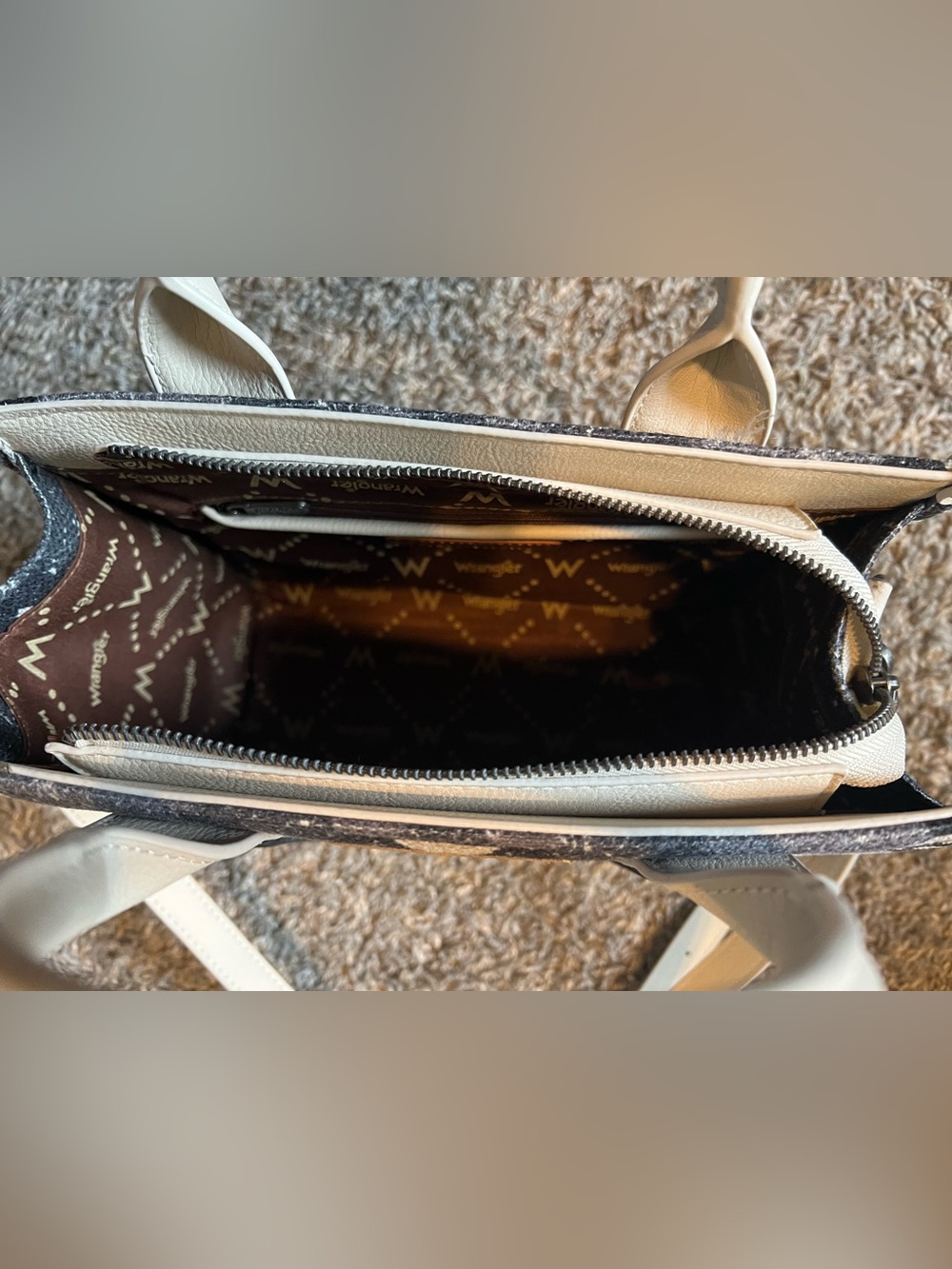 Wrangler Concealed Purse in an Aztec/Geometric Print Crossbody - Picture 6 of 9